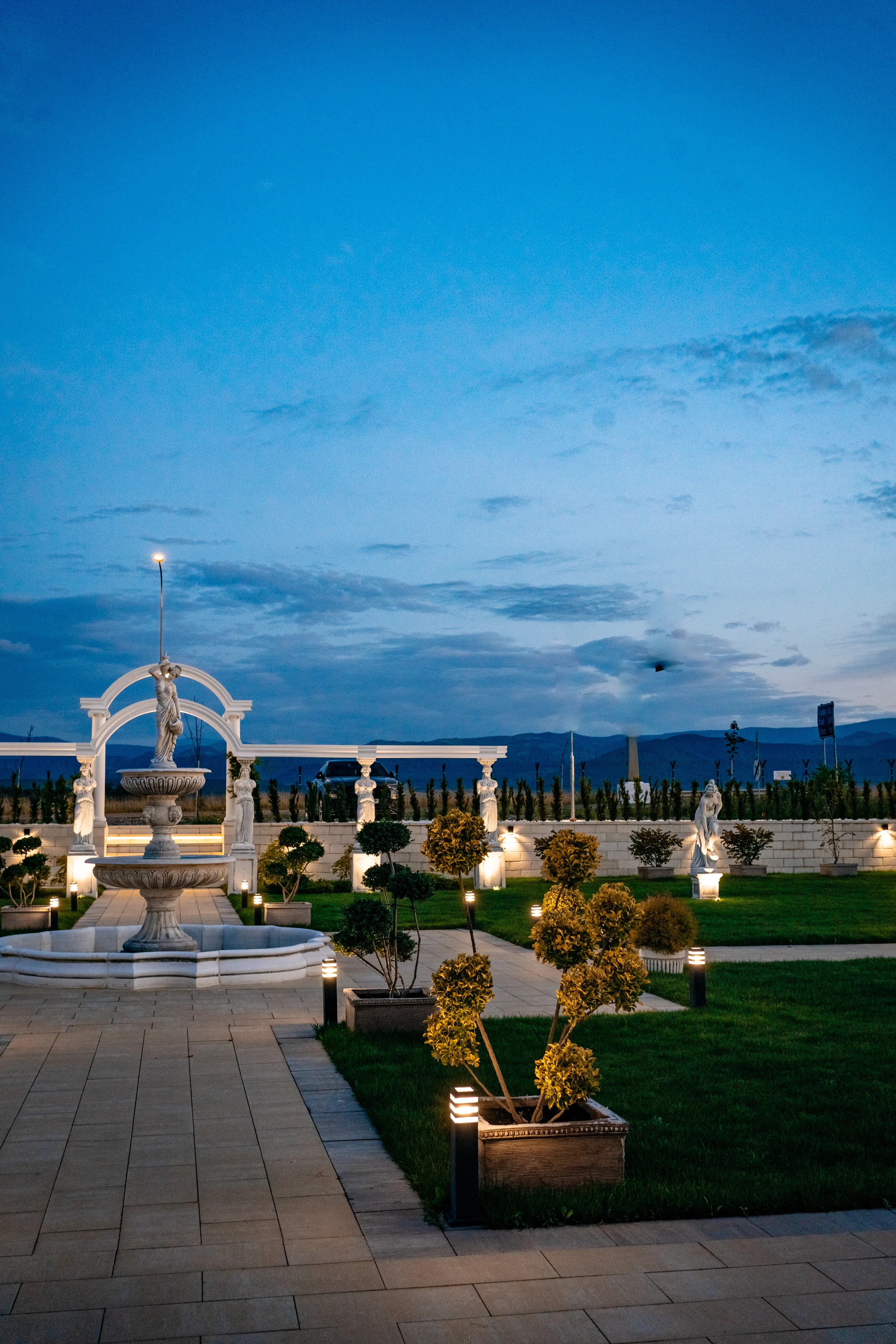 Grădină exterioară Odissea Events Hall - canapele exterioare și zone de socializare