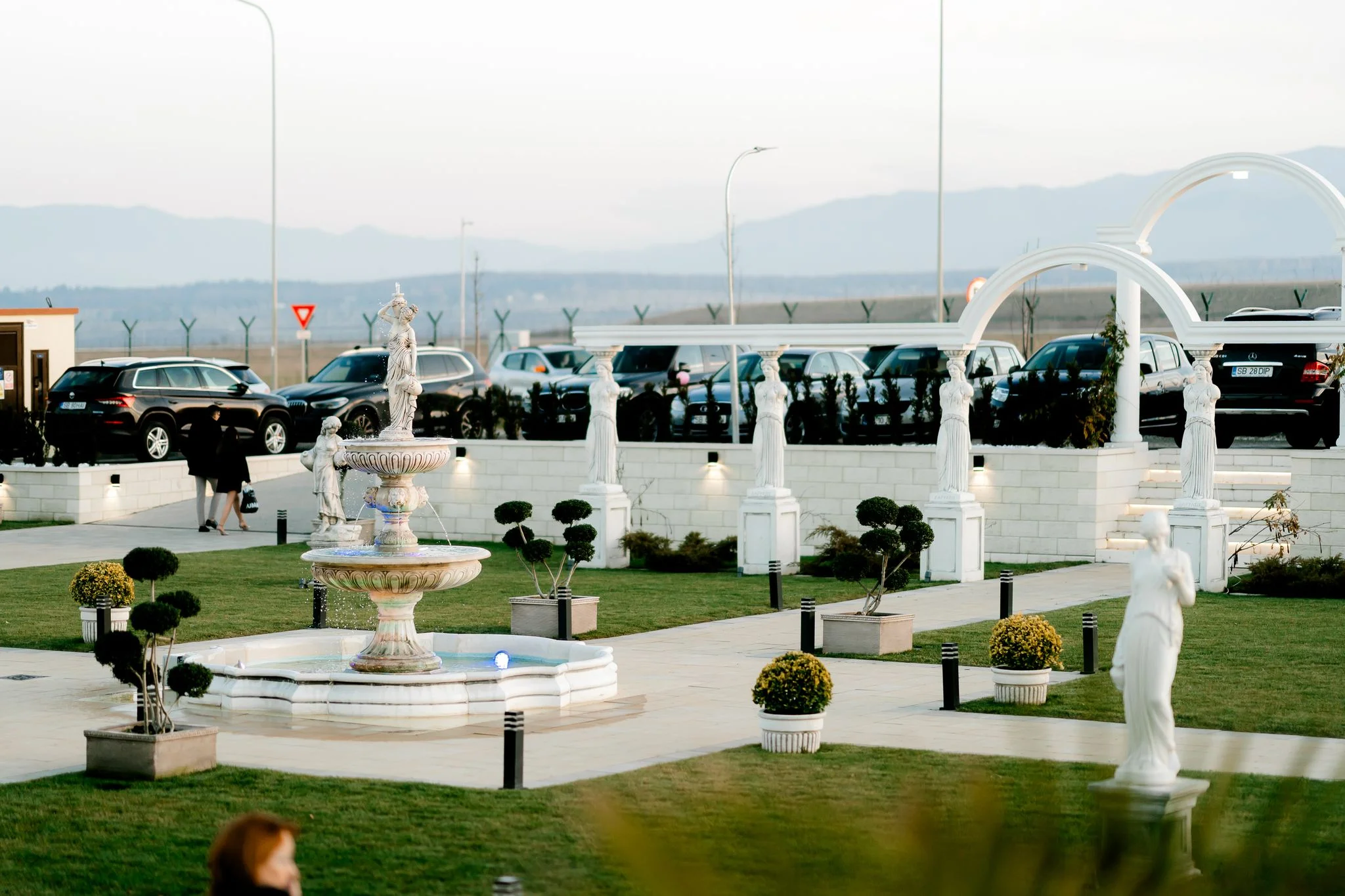Grădină exterioară Odissea Events Hall - pergole elegante