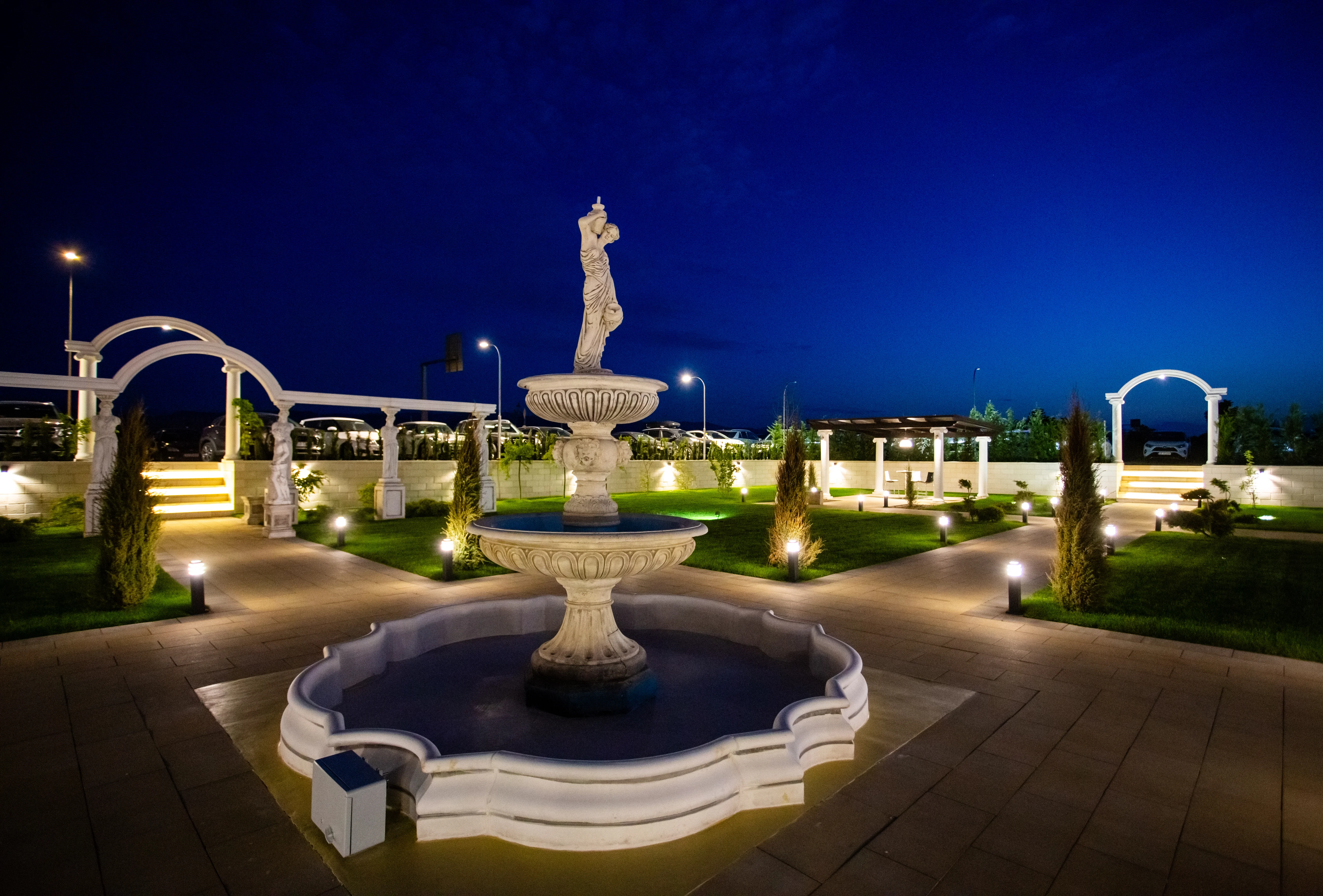Grădină exterioară Odissea Events Hall - canapele exterioare și atmosferă magică