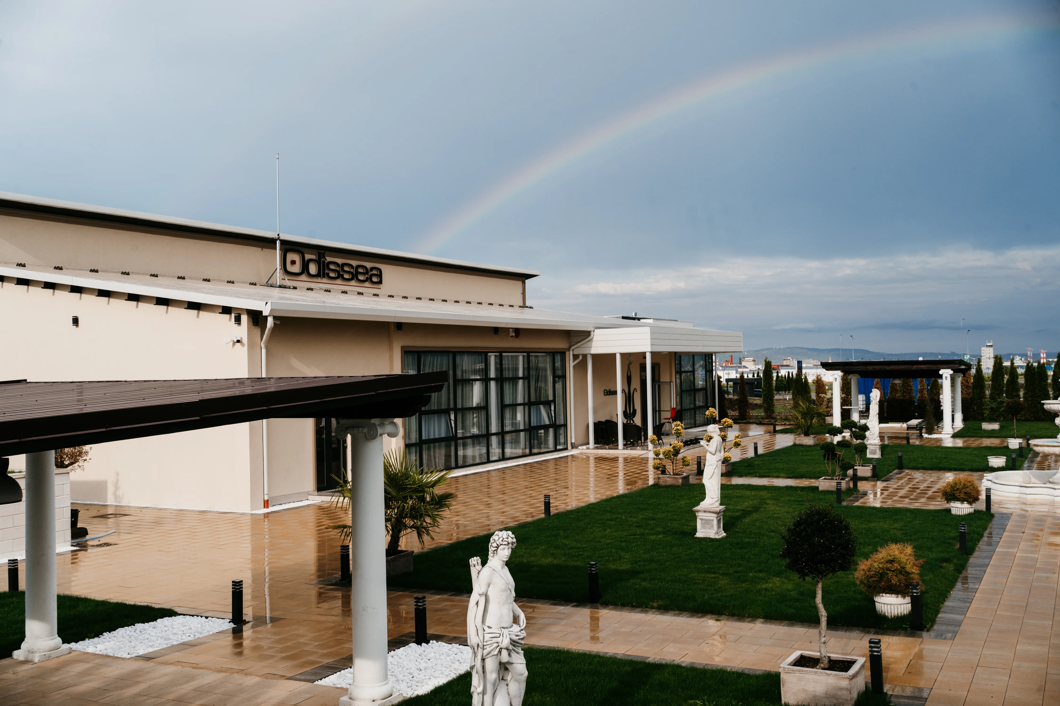 Grădină exterioară Odissea Events Hall - canapele exterioare și zone de socializare