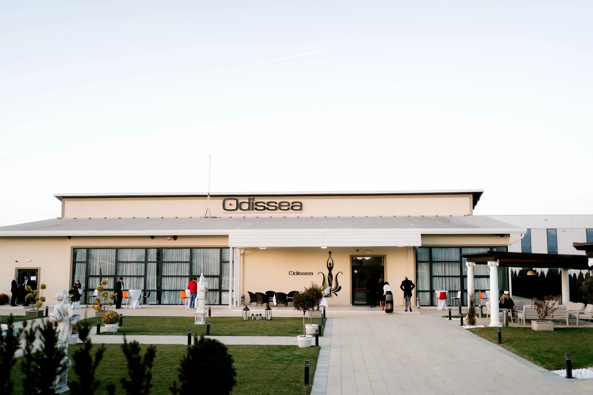 Grădină exterioară Odissea Events Hall - decor elegant și atmosferă magică
